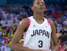 乐动体育- 运动员驾驶摩托车所做的腾跃特技表演 