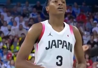 乐动体育- 运动员驾驶摩托车所做的腾跃特技表演 