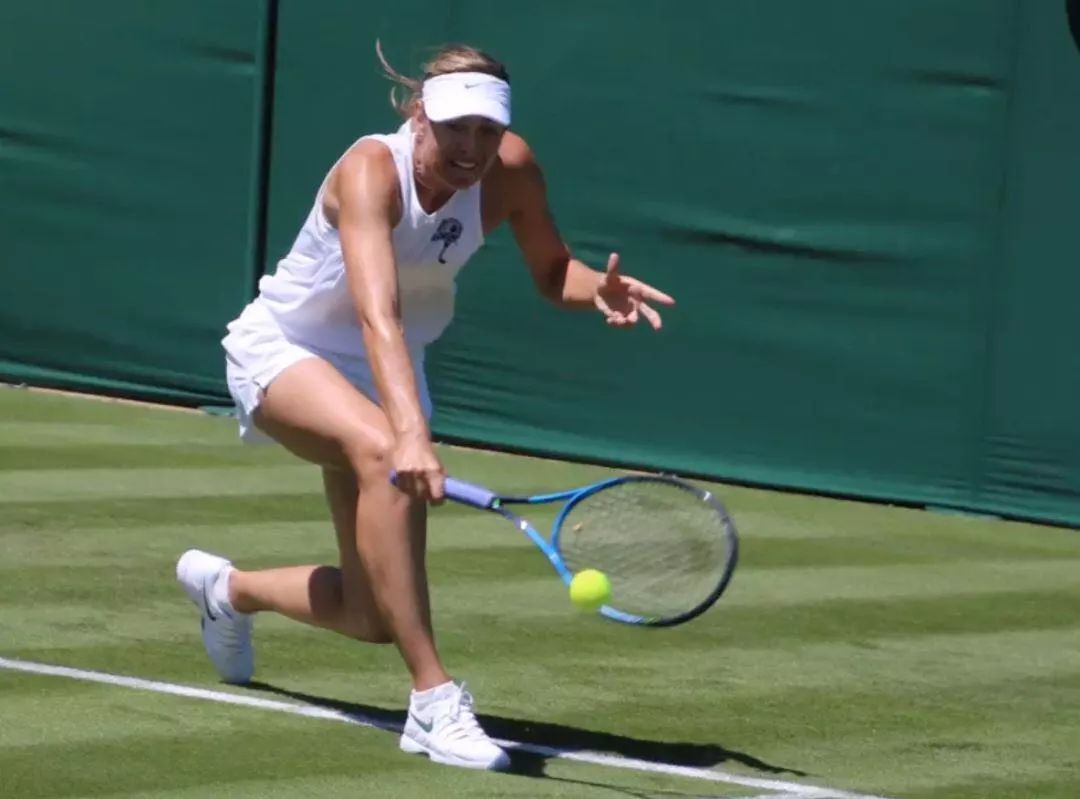 乐动体育- 李娜与莎拉波娃正在进行第一局对决 