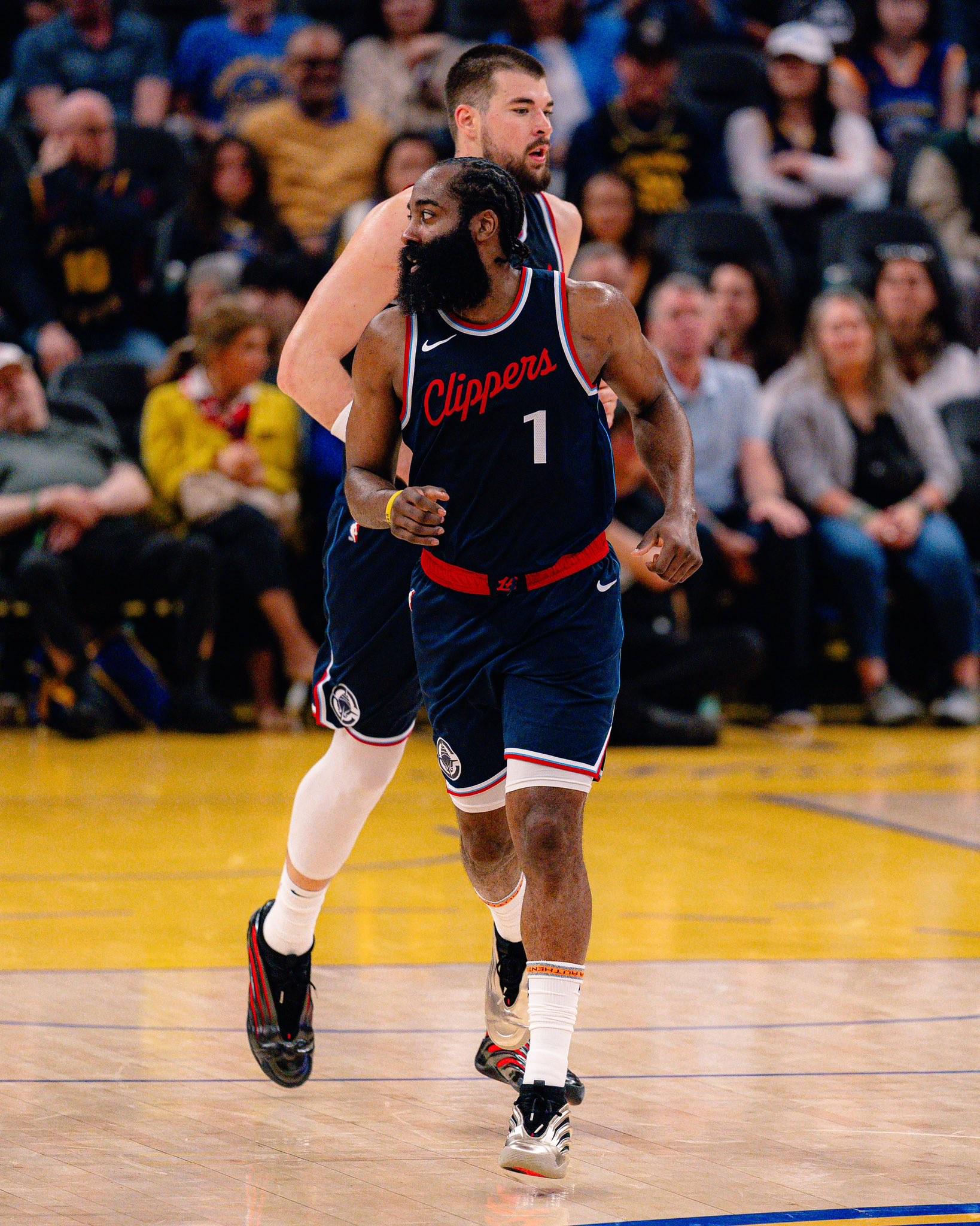 LDSPORTS-哈登回归赛场,挺进下一轮首场状态亮眼,勇士观众沸腾!的简单介绍